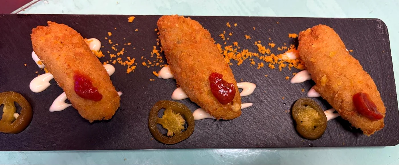 Croquetas artesanas servidas en pizarra